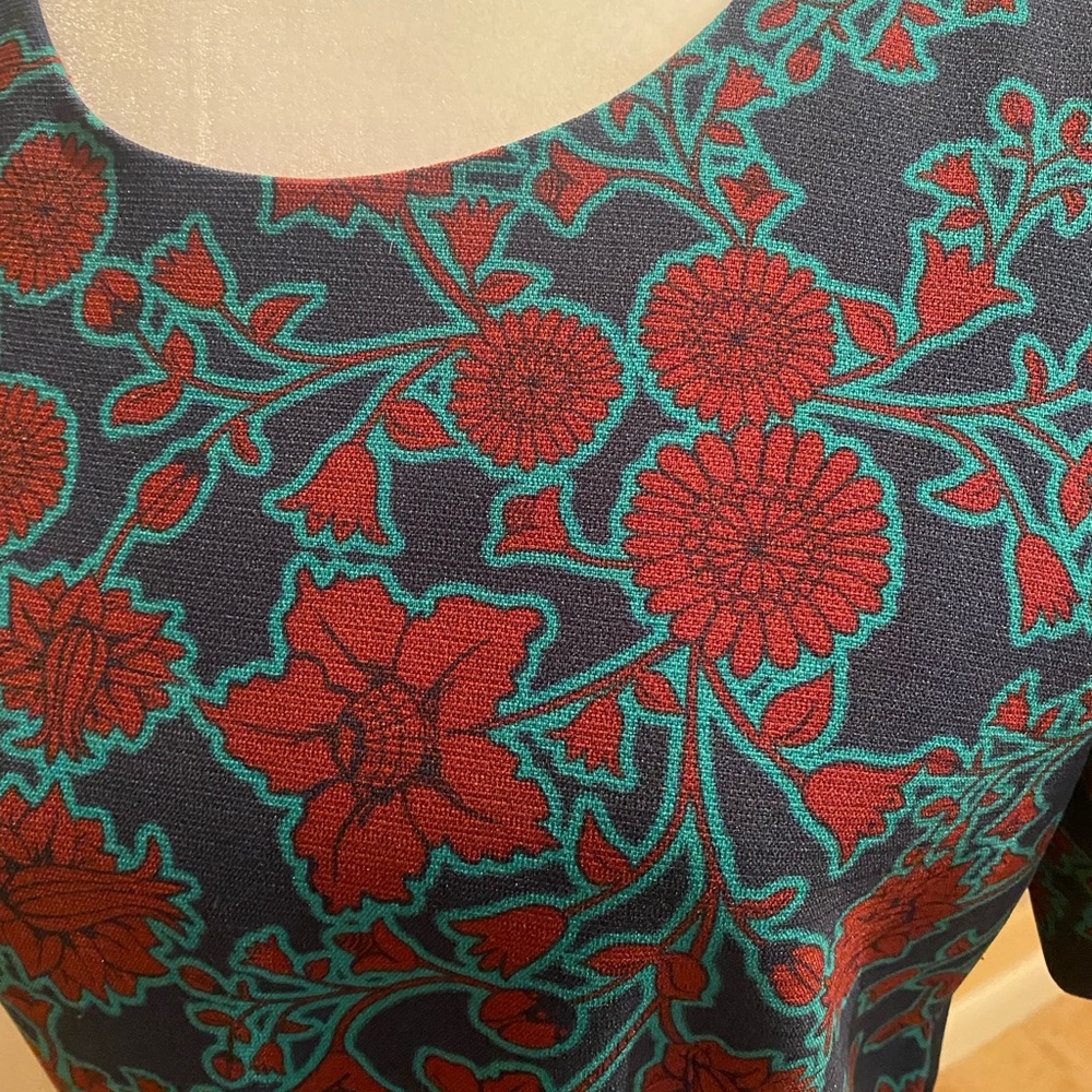 Beautiful and flattering dress for work or fun. - Picture 2 of 4